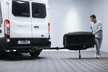 TowBox V5 Swing long - Urban Black - using the product (10) (2)