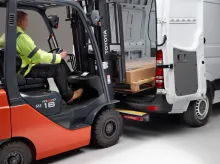 Nárazuvzdorný schůdek Mercedes Sprinter/VW Crafter 06-, Rhino ImpactStep (5)